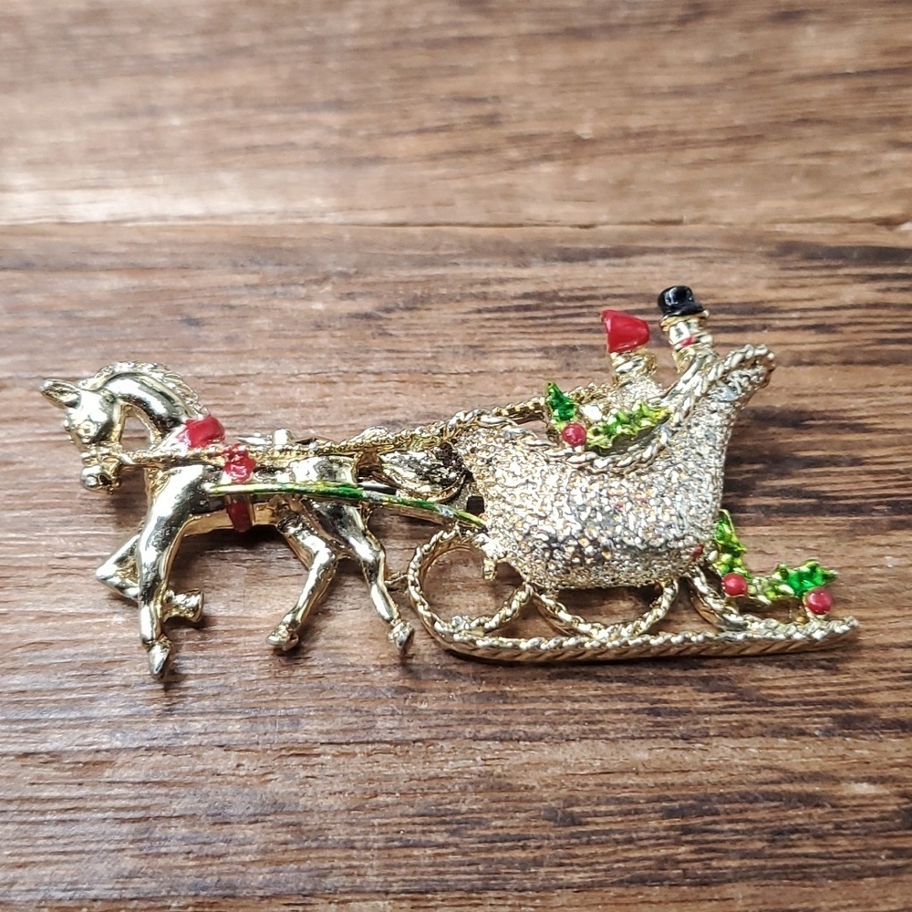 B820‎ vintage sleigh brooch